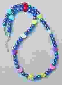 Kinderketting shiny blauwe kralen en gekleurde hartjes