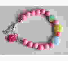 Kinderarmband roze kralen met hartjes