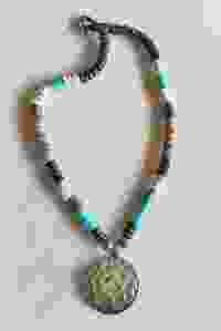 Ketting met turkoois- en cocoskralen met ronde hanger