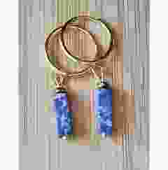 Goldplated roestvrij stalen Huggie Hoop oorbellen met blauwe Imperial Jaspis kraal