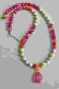 Ketting gemeleerde roze jade, schelp parels en natuursteen hanger
