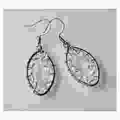 Goudkleurige open druppel oorbellen met kristal kraaltjes en rvs oorhangers