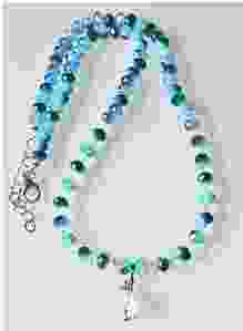 Ketting facetgeslepen twee-kleurige blauwe kralen met kristalhanger