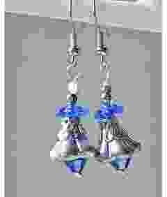 Oorbellen zilveren bloem met saffierblauw