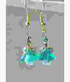 Groene bloem oorbellen met goudkleurig kapje