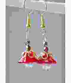 Rode bloem oorbellen met goudkleurig kapje