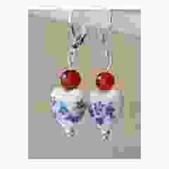 Oorbellen hartje delftsblauw met rode agaatkraal