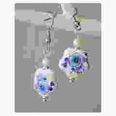 Oorbellen delftsblauwe bloem met glaspareltje