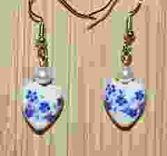 Delftblue heart earrings with red Agate bead
