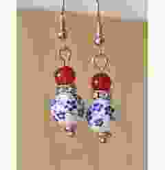 Oorbellen delftsblauwe kraal met rode agaat