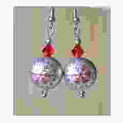 Kerst oorbellen, zilverkleurig met rood sneeuwvlokje