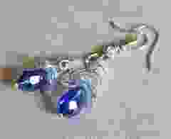 Oorbellen facetgeslepen blauwe druppel met kralenkapjes 