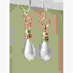 Acryl druppelhangers met goudkleurig kapje en kraaltje