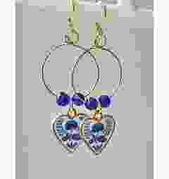 Hoepel oorbellen met delftsblauw hartje bloem hanger