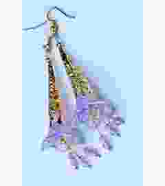 Lila en goudkleurige lange oorbellen met handbeschilderde kralenkapjes