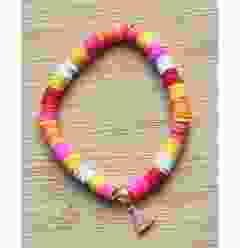 Katsuki armband zomerse kleuren, met kwastje. 16cm omtrek.