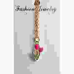 Roze-rode tulphanger aan goudkleurig kettinkje