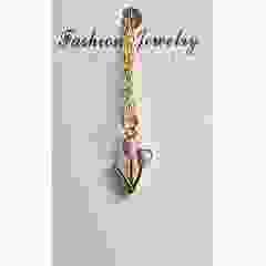 Roze tulphanger aan een goudkleurige ketting