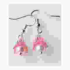 Oorbellen glaspareltje met zachtroze en zilver kleur kralenkapje