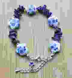 Delft blue flower bracelet with Lapis Lazuli chip beads