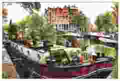 Postkaart woonboot in Amsterdamse gracht