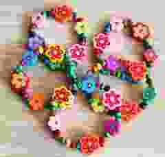 Kinderarmband met gekleurde bloemkralen