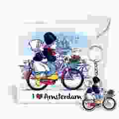Postkaart met Sleutelhanger "Kussend Paar op fiets"