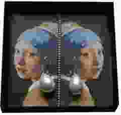 Oorbellen, twee parels aan zilveren hanger, Vermeer