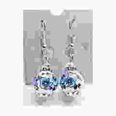 Oorbellen delftsblauw met zilverkleurig strass kraaltje en hematiet