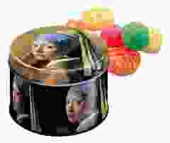 Lekkernij blik Meisje met Parel met oud Hollands snoepgoed