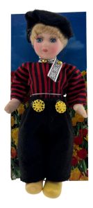 Klederdracht Pop Jongen Volendam Zwart/Rood, 17 cm