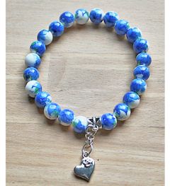 Armband helderblauwe delftsblauwe bloem met hartje bedel