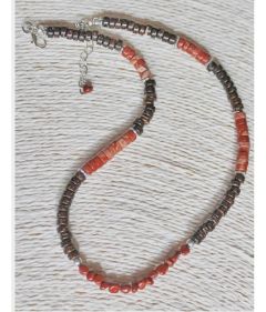 Ketting 6mm donkerbruine cocos kralen en rode jaspis kralen