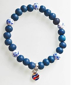 Armband delftsblauwe kralen met houten kralen en bedeltje