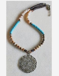 Ketting Jaspis kralen met bronskleurige filigrain hanger, 45cm.