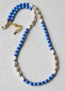 Ketting licht- en donkerblauwe kralen met imitatie pareltjes