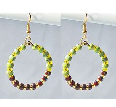Ronde oorbellen met Miyuki kralen in picasso rood en groen.