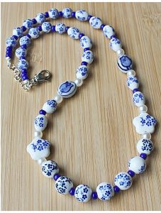 Ketting delftsblauwe kralen kleine bloempjes, 45cm.