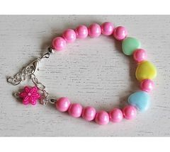 Kinderarmband roze kralen met hartjes