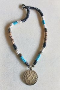 Ketting met turkoois- en cocoskralen met ronde hanger