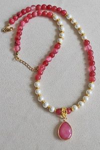 Ketting gemeleerde roze jade, schelp parels en natuursteen hanger