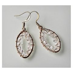 Goudkleurige open druppel oorbellen met kristal kraaltjes en rvs oorhangers