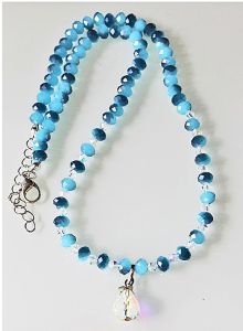 Ketting facetgeslepen twee-kleurige blauwe kralen met kristalhanger