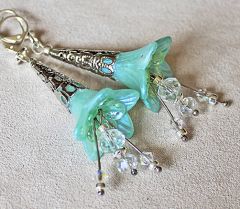 Oorbellen met Swarovski kralen, handbeschilderd kralenkapje