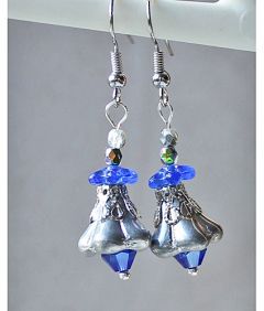 Oorbellen zilveren bloem met saffierblauw