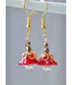 Rode bloem oorbellen met goudkleurig kapje