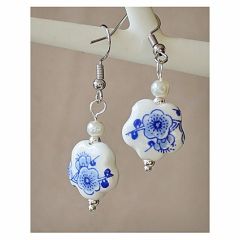 Oorbellen delftsblauwe bloem met glaspareltje