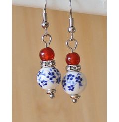 Oorbellen delftsblauwe kraal met rode agaat