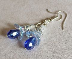 Oorbellen facetgeslepen blauwe druppel met kralenkapjes