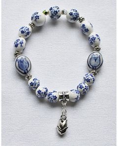 Armband delftsblauwe kralen met tulpkralen en bedel